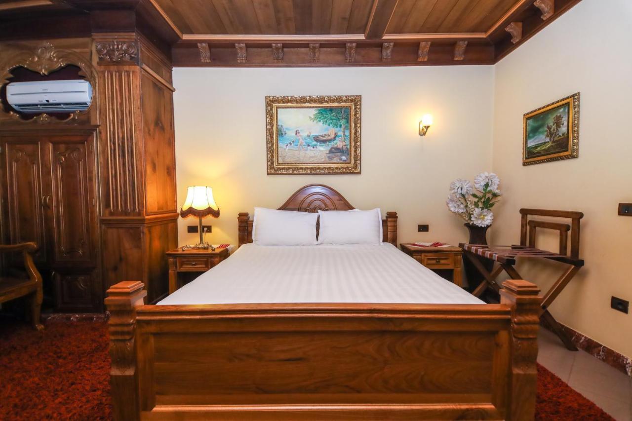 Brilant Antik Center Hotel Тирана Екстериор снимка